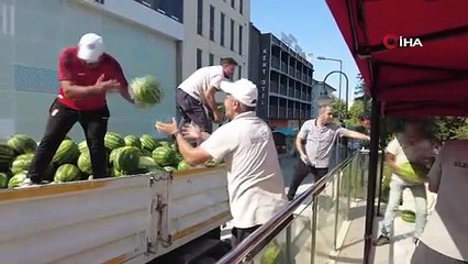 Tarlada 1 lira, markette 10 lira! 50 ton karpuzu ücretsiz dağıttılar