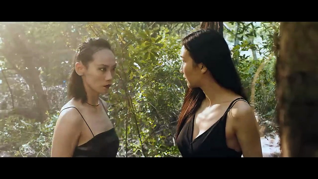 A mutant python trapped in a cage has evolved special abilities. Its roar attracts tens of thousands of poisonous snakes, but humans are unaware of it! [Deep Sea Snakes] _ Movie _ ENGSUB