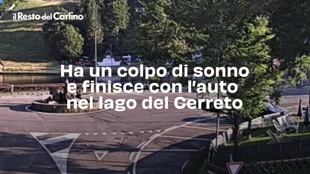 Ha un colpo di sonno e finisce con l'auto nel lago del Cerreto: video