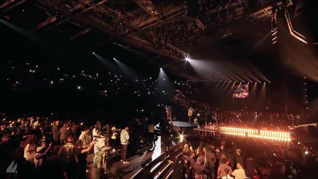 Le groupe Triangle des Bermudes chante son tube Charger aux Flammes