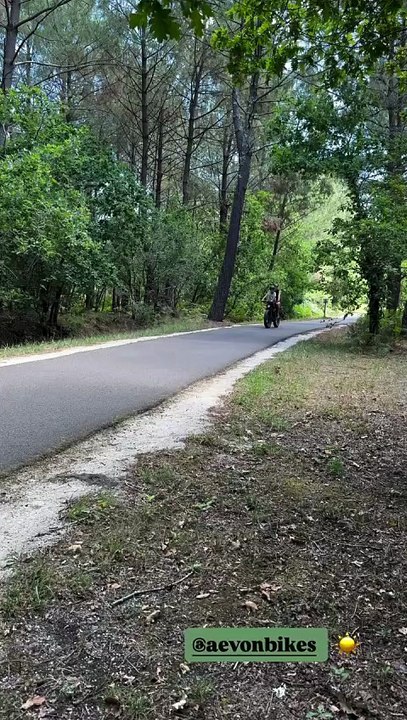 Laure Manaudou dévoile des photos à vélo avec son fils Sasha ce mardi 15 juillet 2025 sur son compte Instagram
