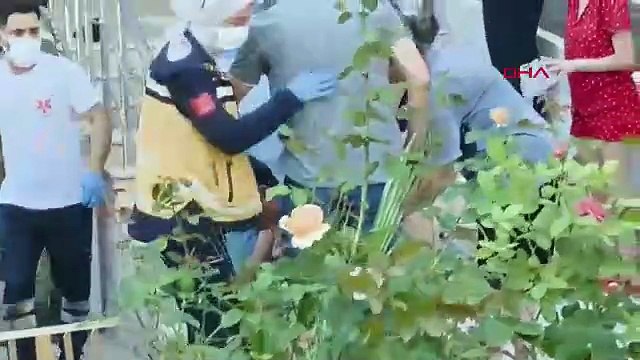 15 katlı binada kimyasal koku paniği: Çığlık çığlığa kendilerini dışarı attılar