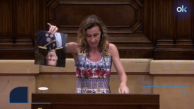 La CUP rompe una foto de Felipe VI en el parlament: Los catalanes no tenemos rey