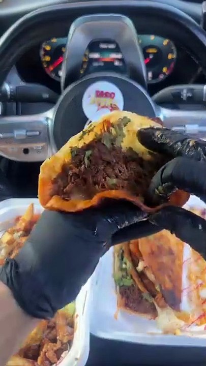 Follow for more ASMR videos🌮🍟 Credits: @roadmunch #mukbang #asmr #fastfood #asmreating