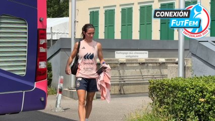 Aitana, Athenea y muchas jugadoras se paran con aficionadas en Lausana