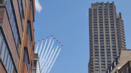 Woman films striking view of Red Arrows passing during Trooping the Colour 2025