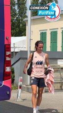 Aitana Bonmatí con fans españolas que han viajado a lausana para ver la eurocopa