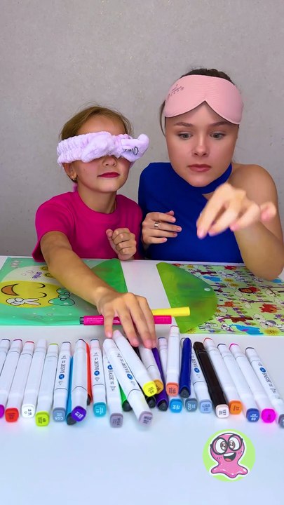 Défi de dessin à l'aveugle | Grande sœur VS petite sœur ! 🎨