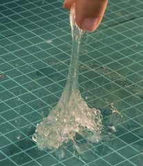 She made a unique hairpin for her friend with epoxy 🌸