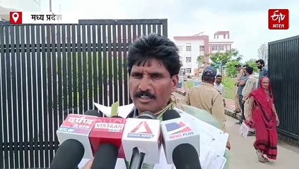 मंदसौर जनसुनवाई में केले का पत्ता लपेट पहुंचा फरियादी, शासन को सरकारी जमीन दिलाने की जंग