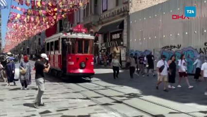 Fren yerine gaza bastı: İstiklal Caddesi'nde otomobil tramvaya çarptı