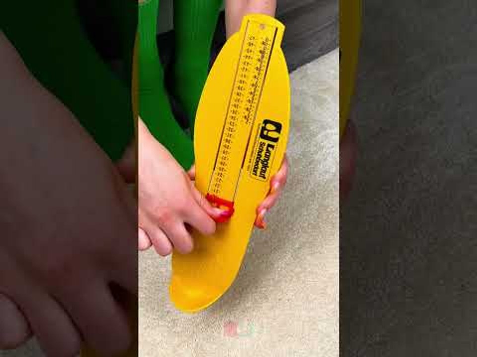 PAS DE GRANDS PIEDS AUTORISÉS-La sécurité ne la laisse pas entrer