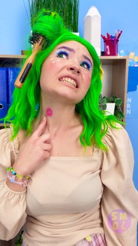 Une fille a caché du rouge à lèvres sous un pansement pour en mettre discrètement en classe