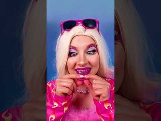 Aïe ! Ou plutôt, c'est ça ? Réaction au faux piercing à la langue ! 😆 #shorts