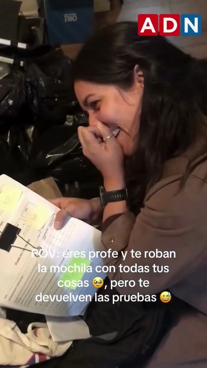 Delincuentes le roban todas sus pertenencias a una profesora, pero le devuelven las evaluaciones de sus alumnos con una frase irónica