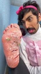 Urgence pieds malodorants ? Il est venu à la rescousse ! 🧦😂 #amitié #solutionfraîche