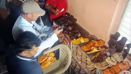 कोल्हापुरी चपलेची कशी निर्मिती होते?  प्राडाच्या प्रतिनिधींनी थेट स्थानिक कारागिरांकडून जाणून घेतली माहिती