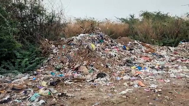 शहर के सार्वजनिक मार्ग, मैदानो की खुली जगहों को बना दिया गया अघोषित कचरा यार्ड