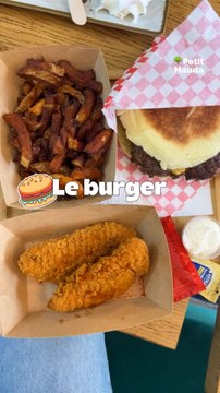 J’ai fini par dévorer la moitié de la carte. 😅🔥Fonce si t’aimes le poulet bien fat et les vibes urbaines. 👌©️ Crédit : @petitmauda & @kazdalerie🎁 Tous nos bons plans en bio ! ❤️‍🔥👉🏻 Abonne-toi ! 🍔