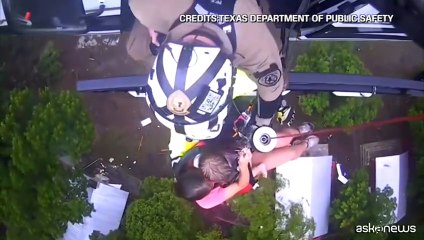 Inondazioni in Texas, il video di una famiglia salvata in elicottero