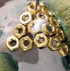 Honeycomb-Inspired Lip Accessories That Drip With Elegance 🍯💋