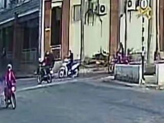 Câmeras registram atropelamento impressionante: mulher sobrevive após caçamba passar por cima