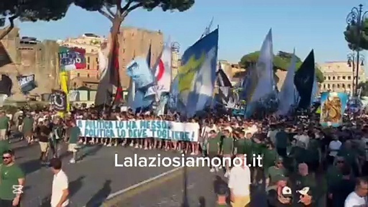 Lazio, manifestazione ai Fori Imperiali: i cori dei tifosi