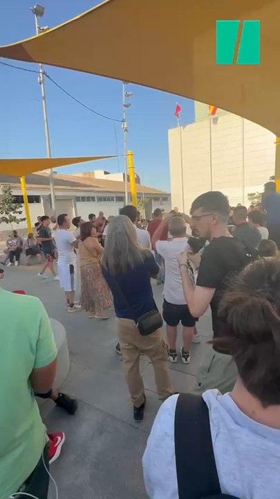 Momentos de tensión con RTVE: manifestantes en Torre Pacheco rodean y gritan a  la periodista de 'Malas lenguas'