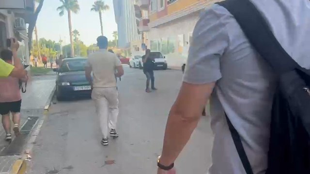 Vito Quiles tiene que abandonar Torre-Pachecho escoltado por la policía