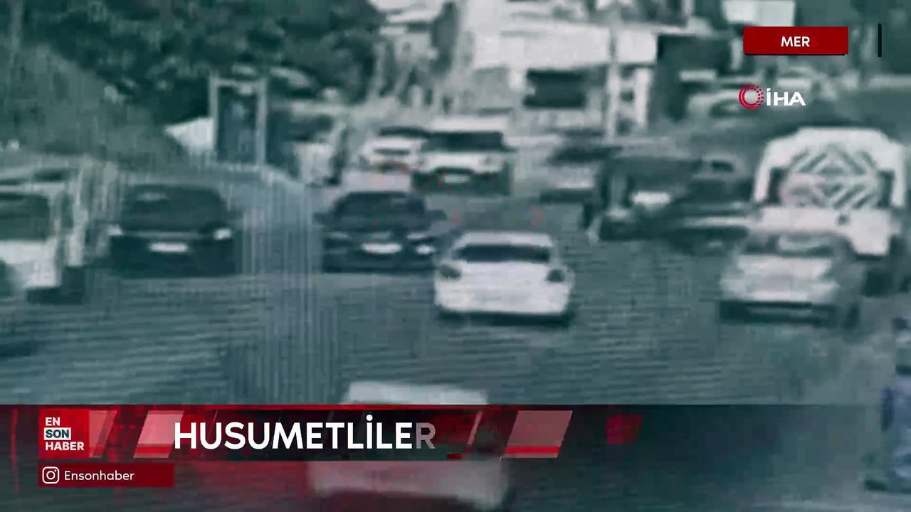 Mersin’de husumetliler trafikte çarpışan oto oyunu gibi kavga etti