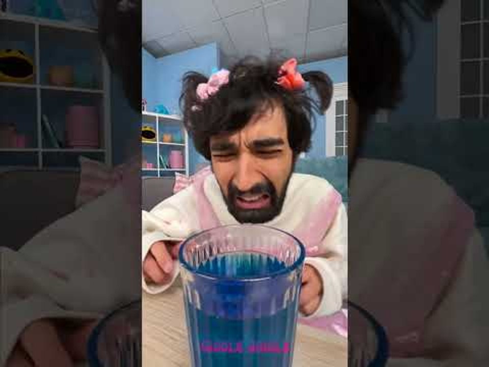 J'ai trompé mon frère et j'ai pris sa barbe à papa ! 😏🍭🎯 #fun #frères et sœurs