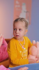 When sharing a lollipop isn’t an option 🍭😂 Mom’s survival trick!