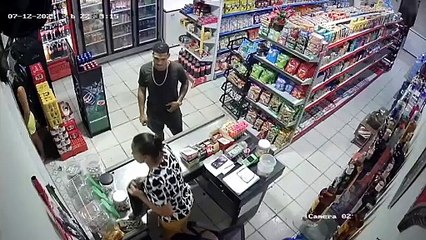 Homem é gravemente esfaqueado ao tentar separar briga em mercadinho