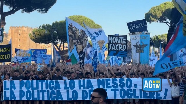 La contestazione dei tifosi laziali a Lotito: «La politica lo ha messo, la politica lo deve togliere»