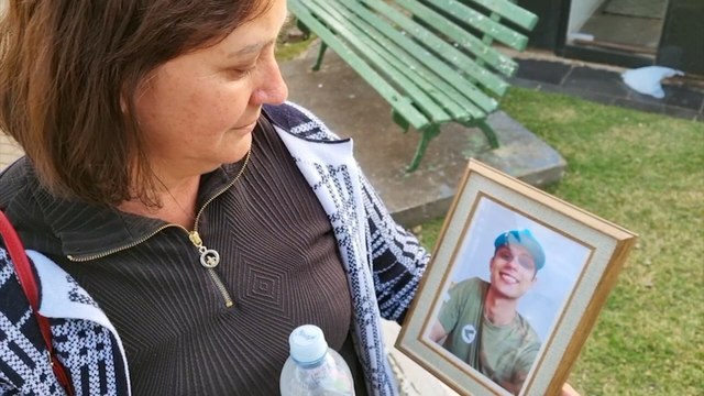 Não tem dor maior, nenhuma mãe merece passar por essa situação , diz mãe ao se despedir do filho Alison