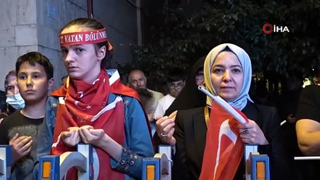 Erzurum’da demokrasi nöbetine yoğun katılım