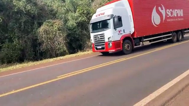 Caminhão tomba na BR-369 e espalha carga de cavaco de madeira às margens da rodovia