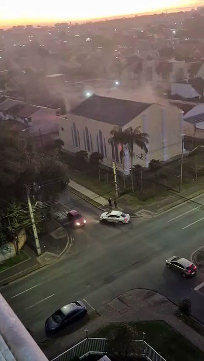 Igreja recém-reformada pega fogo em Curitiba: curto-circuito destrói metade do teto
