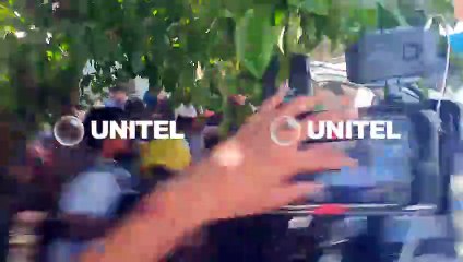 Acusado de matar a un hombre recibe una golpiza cuando era subido a una patrulla 