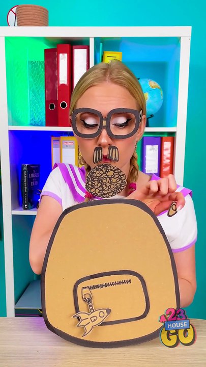 Pas de maquillage ? Pas de problème ! Utilisez simplement du carton ! 😂📦 #drôle #relooking