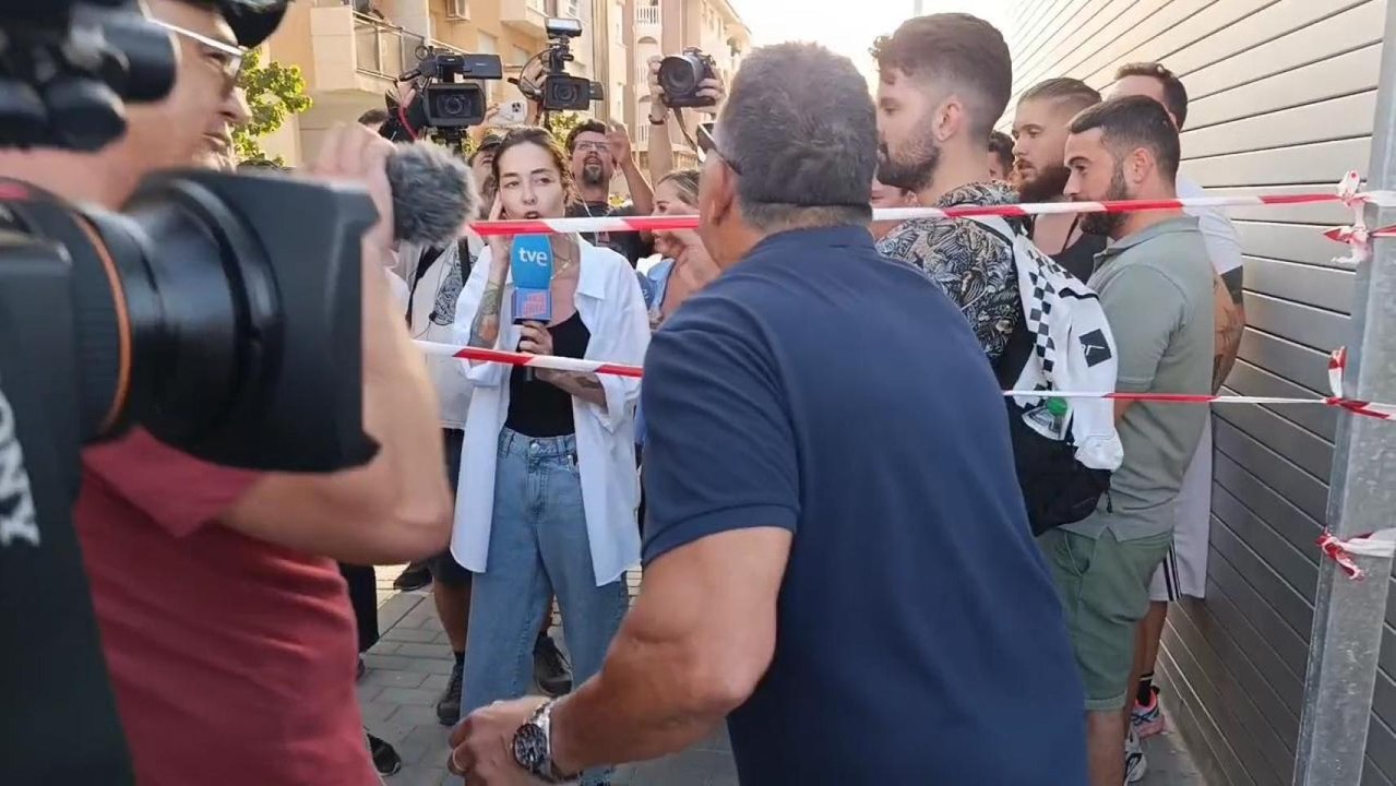 El momento en que los manifestantes tratan de boicotear y expulsar a la periodista Esther Yáñez de la concentración que ha tenido lugar este martes en Torre Pacheco.