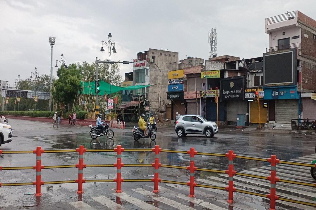 Rajasthan Weather : गुलाबी नगर में सुबह से ही ​रिमझिम बारिश, मौसम हुआ खुशनुमा, ठंडक घुली