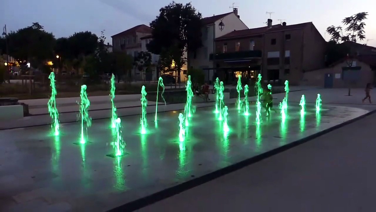 les jets d'eau de la place de la gare de TRETS JUILLET 2025