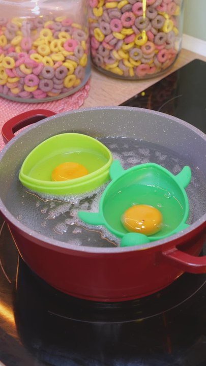 How to Make the Perfect Poached Eggs 🥚🍳 #asmr #cooking #foodhacks