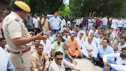 BIKANER NEWS : बुजुर्ग दंपति की हत्या के आरोप में गिरफ्तारी की मांग, परिजनों ने मोर्चरी के बाहर लगाया धरना, देखे वीडियो 