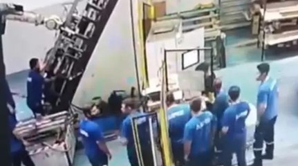Feci iş kazası kamerada: Makine işçinin sırtına saplandı