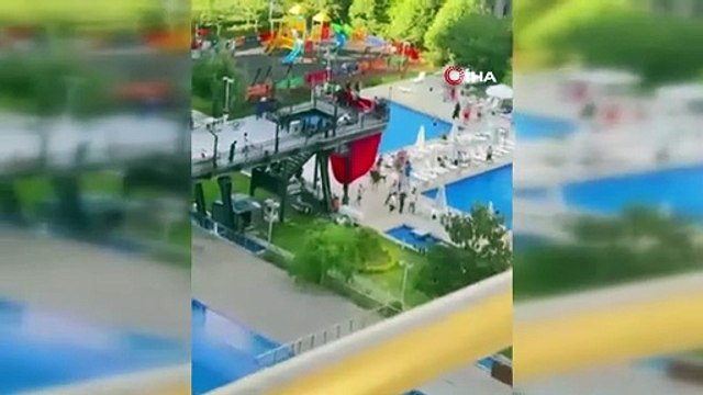 Pantolonlarıyla havuza girmeye kalkışan yabancı uyruklu magandalar, siteyi savaş alanına çevirdi