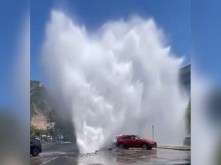 Rohr geplatzt: Riesige Wasserfontäne flutet Straße