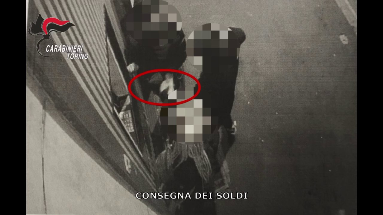 Torino, adesca un 23enne su un sito di incontri...