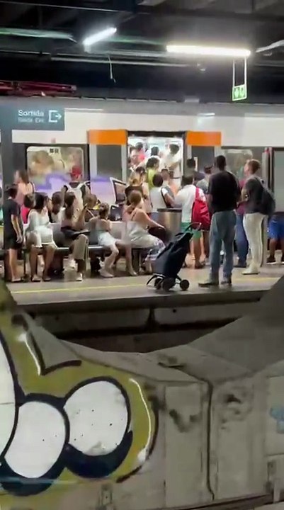 Colapso en la estación del Clot de Rodalies en Barcelona
